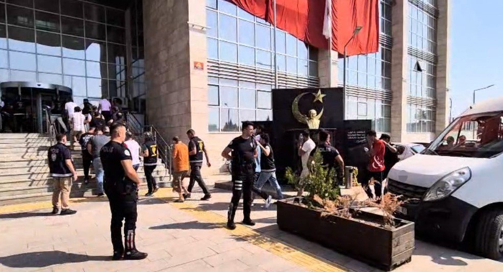 mersindeki-fuhus-operasyonunda-gozaltina-alinan-suphelilerden-19u-tutuklandi