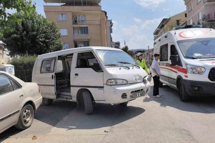 minibus-ile-motosiklet-carpisti-2-yarali