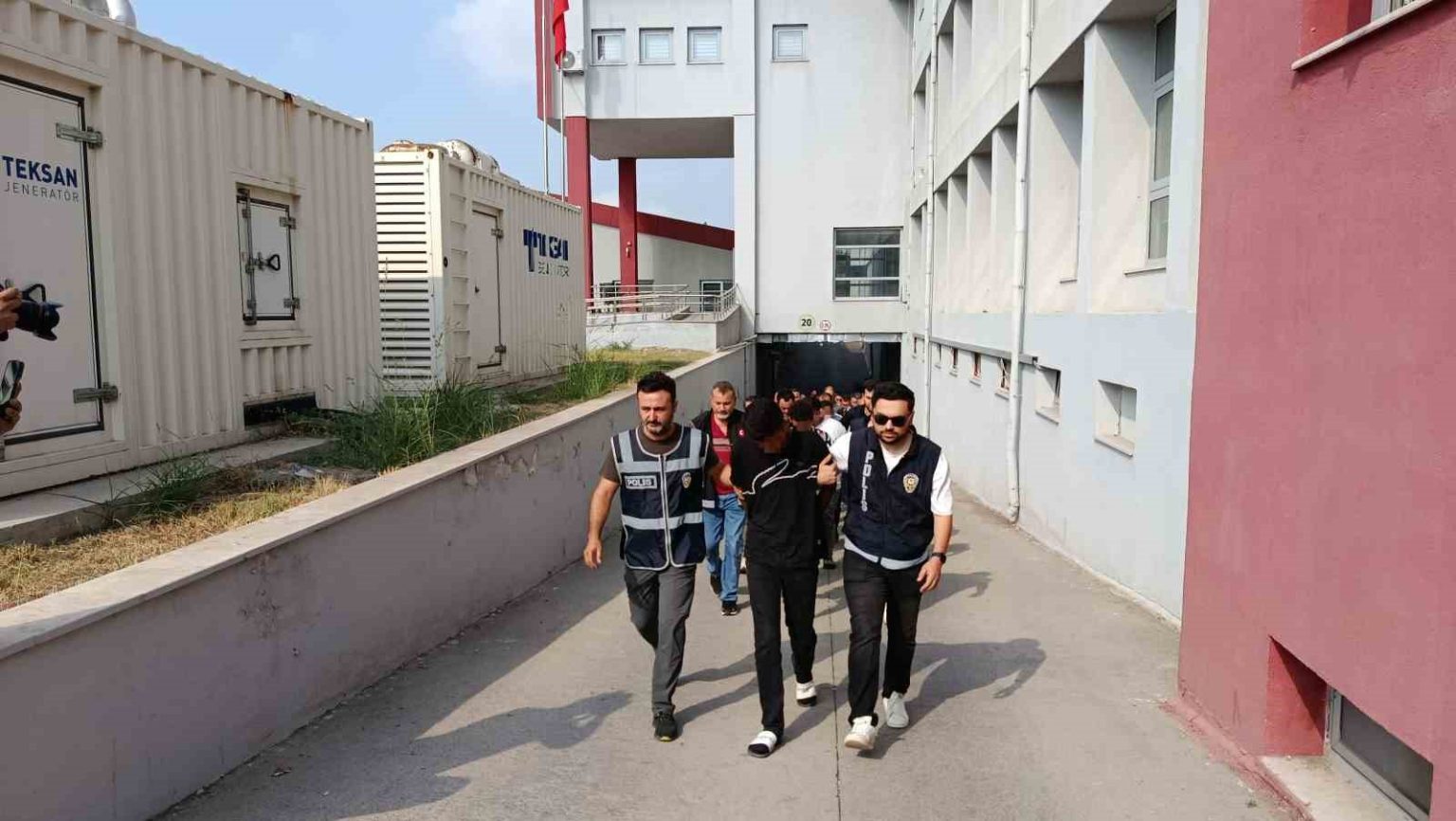 narkokapan-adana-2-operasyonunda-yakalanan-41-kisi-adliyeye-sevk-edildi