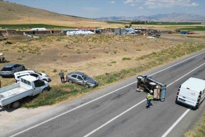 otomobilin-carptigi-patpat-yol-ortasina-devrildi-1-kisi-yaralandi