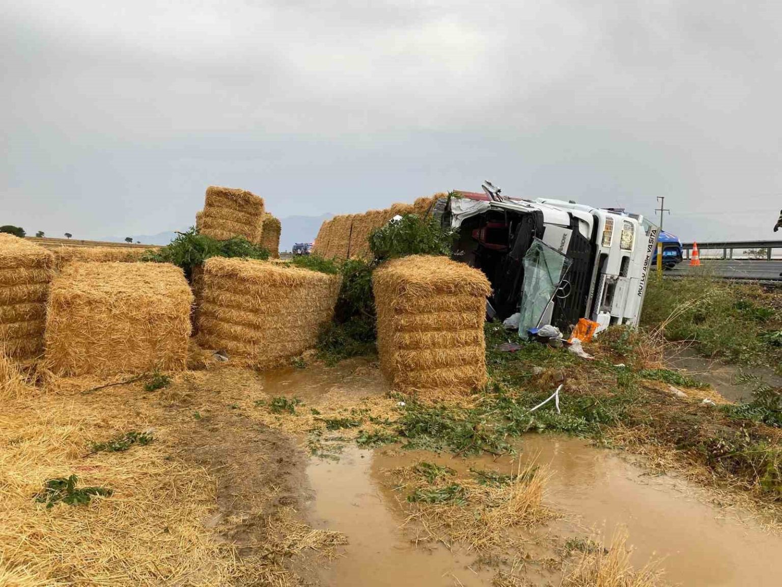saman-yuklu-tir-devrildi-surucu-oldu-esi-ve-cocuklari-yaralandi