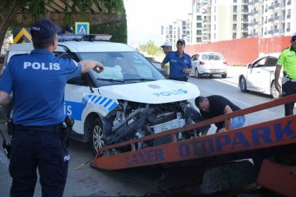 trafik-kazasi-ihbarina-giden-polis-araci-ile-otomobil-carpisti-4-yarali