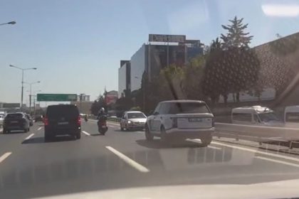 trafikte-ters-yonde-geri-geri-giden-arac-kamerada