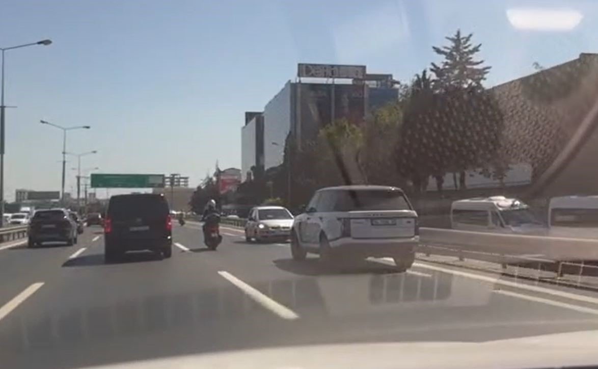 trafikte-ters-yonde-geri-geri-giden-arac-kamerada