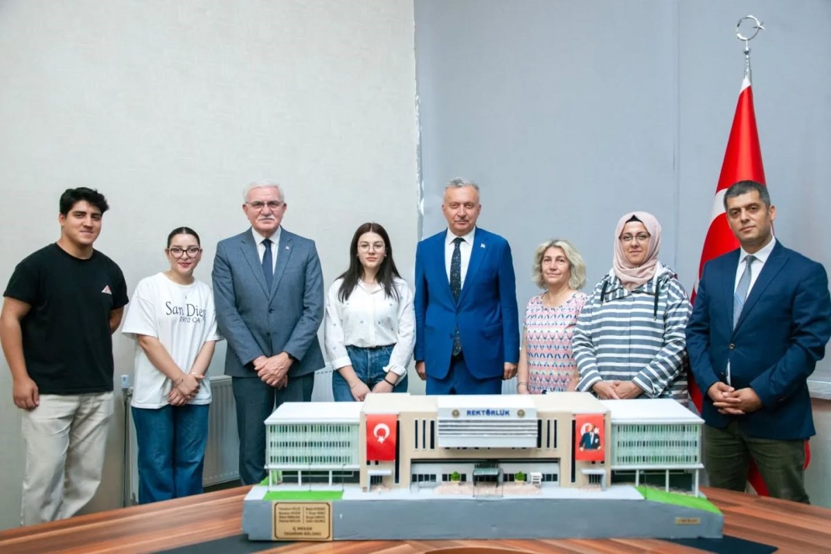 universitenin-maketini-yaptilar