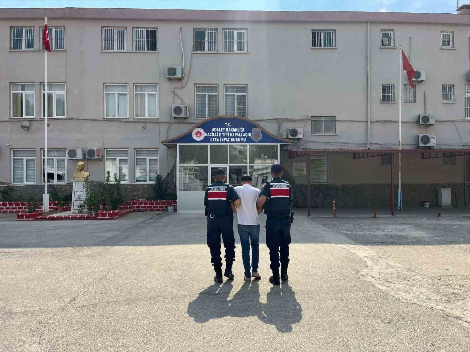 uyusturucudan-17-yil-10-ay-hapis-cezasi-bulunan-sahis-yakalandi
