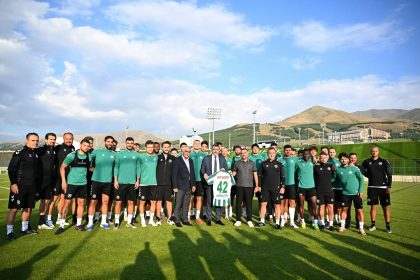 vali-ciftci-konyaspor-antrenmanini-izledi