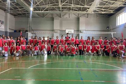 van-buyuksehir-belediyespor-gelecegin-voleybolcularini-yetistiriyor