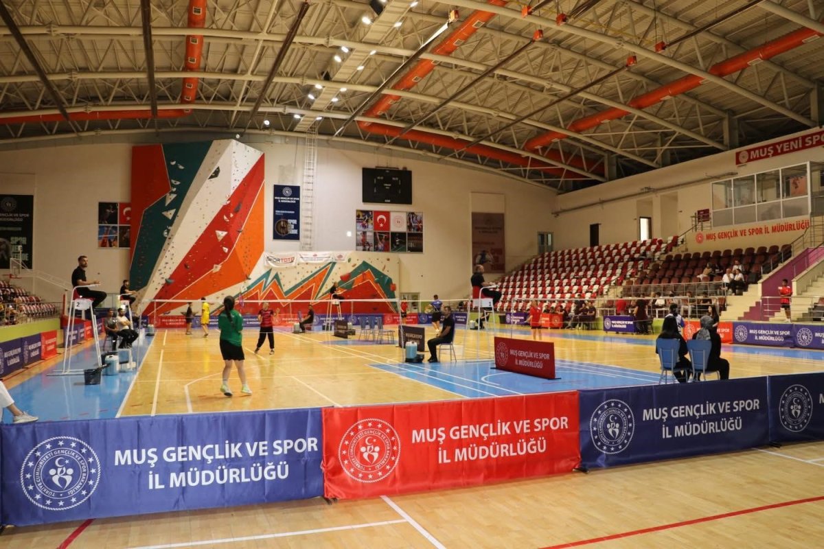 badmintonun-yildizlari-musta-bulustu