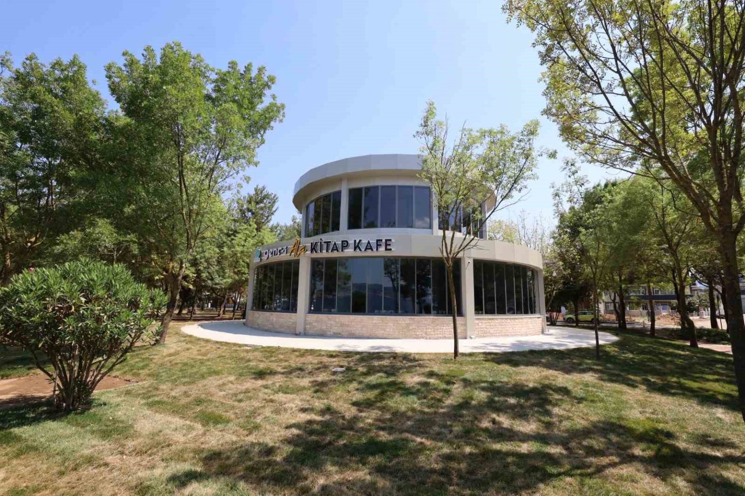 basiskele-sahiline-kitap-kafe-acildi