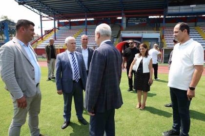 buyuksehir-mustafakemalpasa-ilce-stadini-sil-bastan-yeniledi