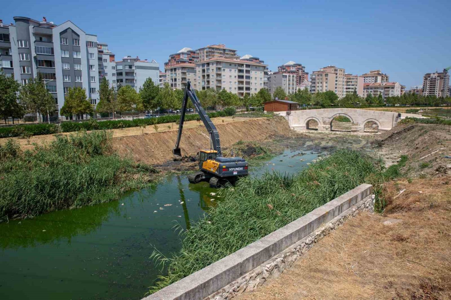 buyuksehirden-ayvali-derede-temizlik-ve-islah-calismasi