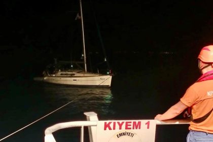 canakkale-bogazinda-makine-arizasi-yapan-tekne-yedeklenerek-cekildi