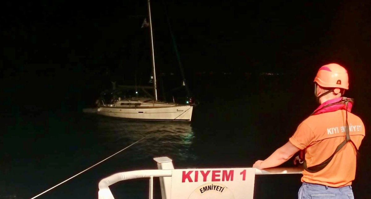 canakkale-bogazinda-makine-arizasi-yapan-tekne-yedeklenerek-cekildi