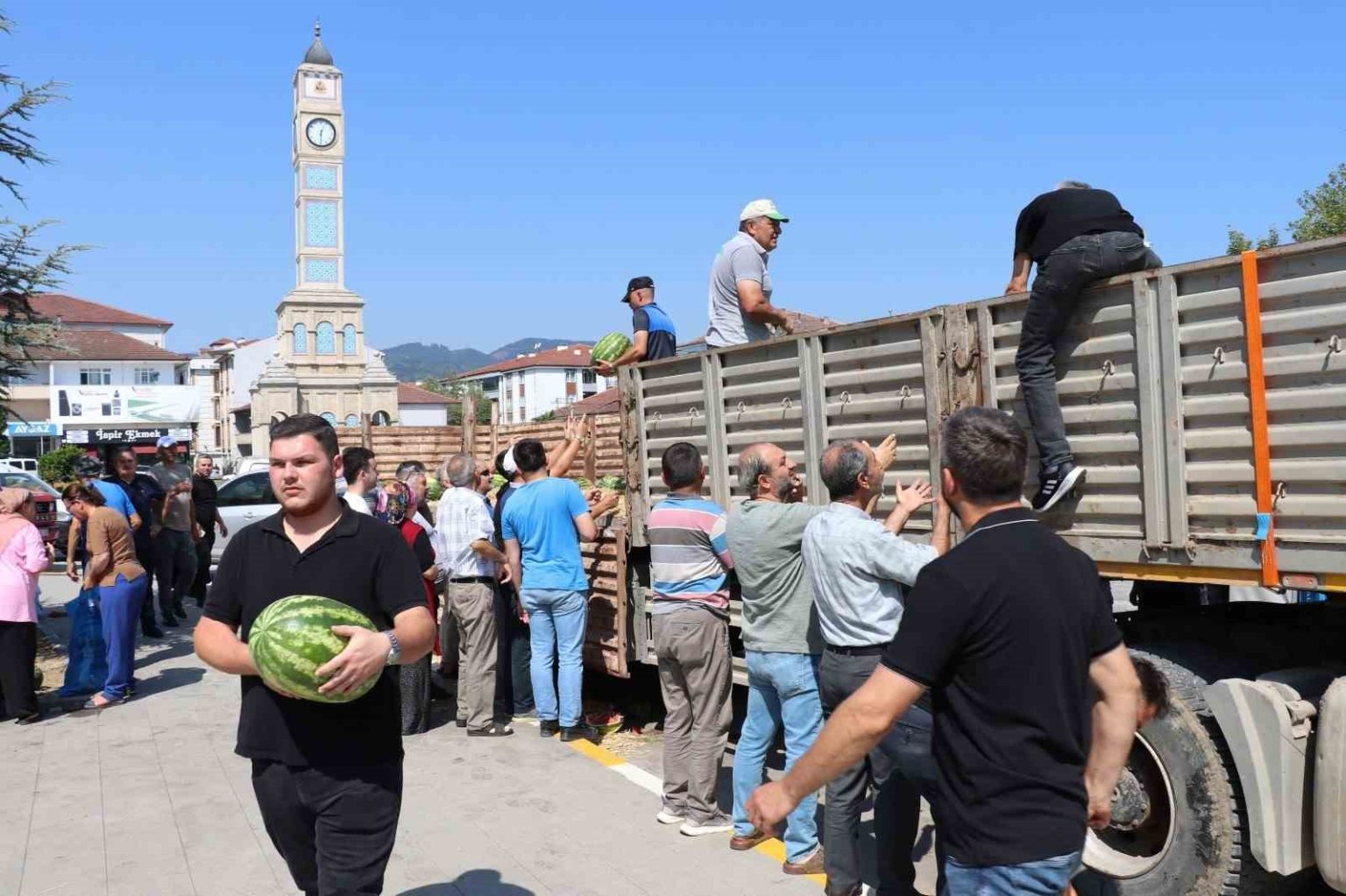 cumayeri-belediyesi-1-tir-karpuz-dagitti