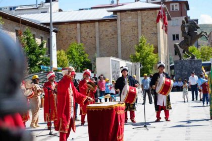 dede-korkut-29-uluslararasi-kultur-ve-sanat-solenleri-renkli-goruntulere-sahne-oldu