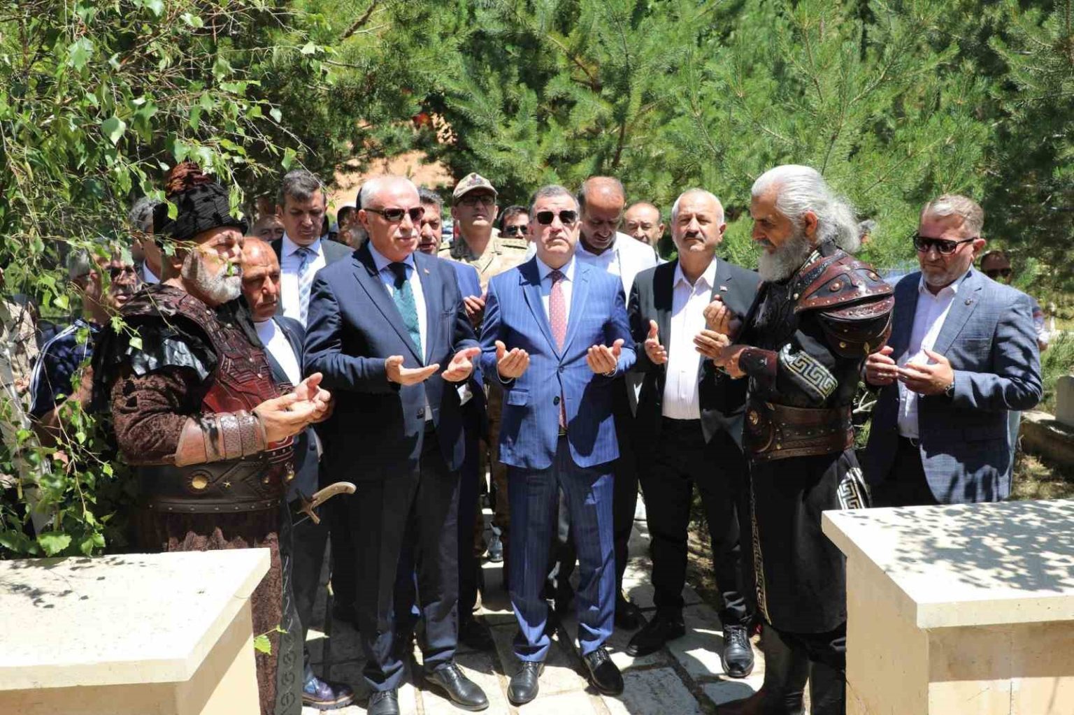 dede-korkut-kabri-basinda-dualarla-anildi