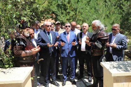 dede-korkut-kabri-basinda-dualarla-anildi