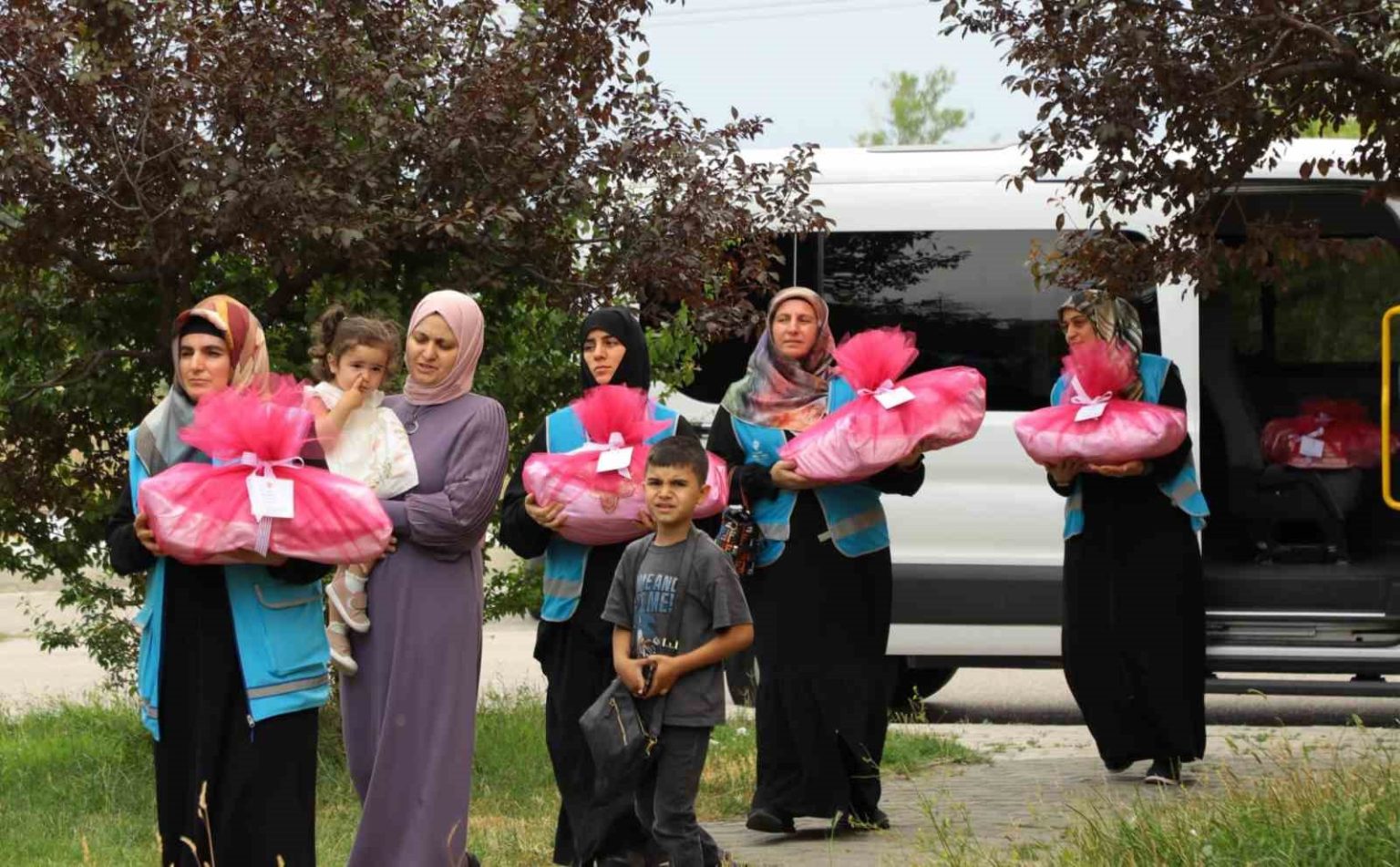 erzincanda-hayirsever-ve-gonullulerin-hazirladiklari-ceyiz-setleri-nisanli-kizlara-ulastirildi