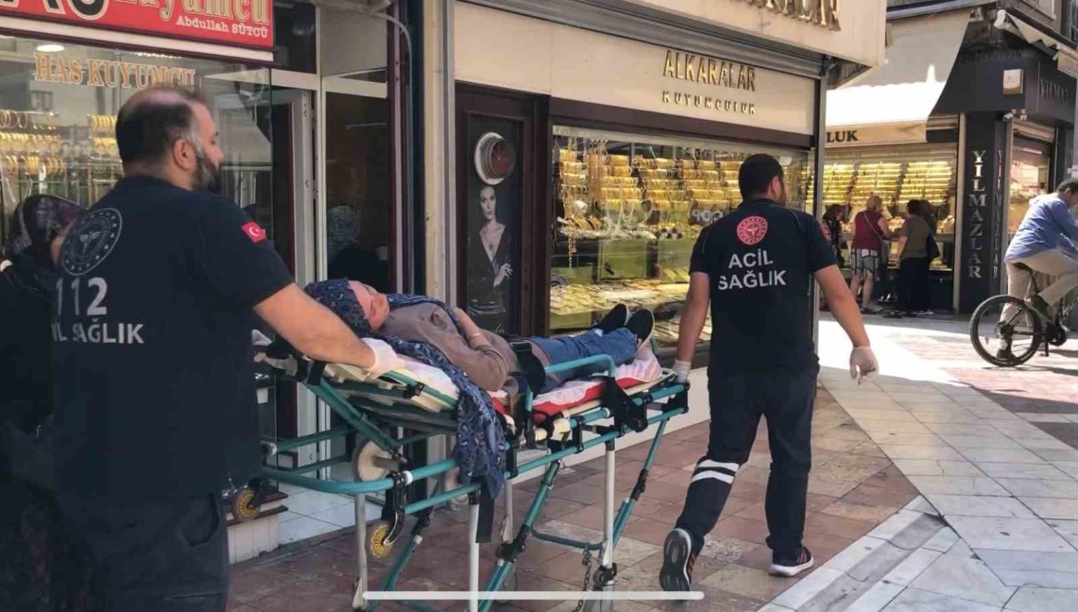 giyim-magazasi-onunde-aniden-bayildi-hastaneye-kaldirildi