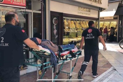giyim-magazasi-onunde-aniden-bayildi-hastaneye-kaldirildi