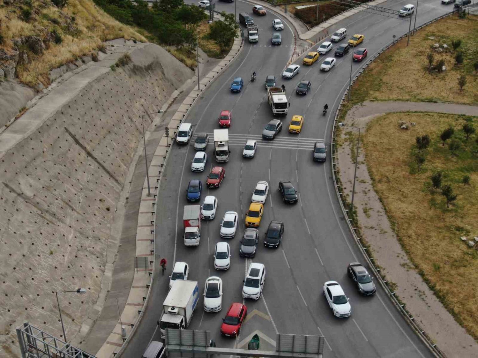 izmirde-trafige-kayitli-arac-sayisi-2-milyon-20-bin-832-oldu