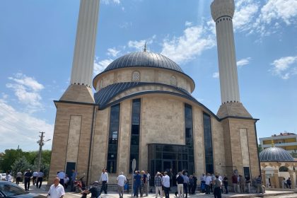 kuluda-yapimi-tamamlanan-camide-ilk-cuma-namazi-kilindi