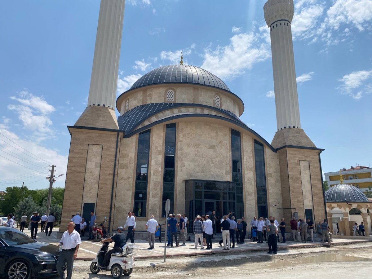 kuluda-yapimi-tamamlanan-camide-ilk-cuma-namazi-kilindi