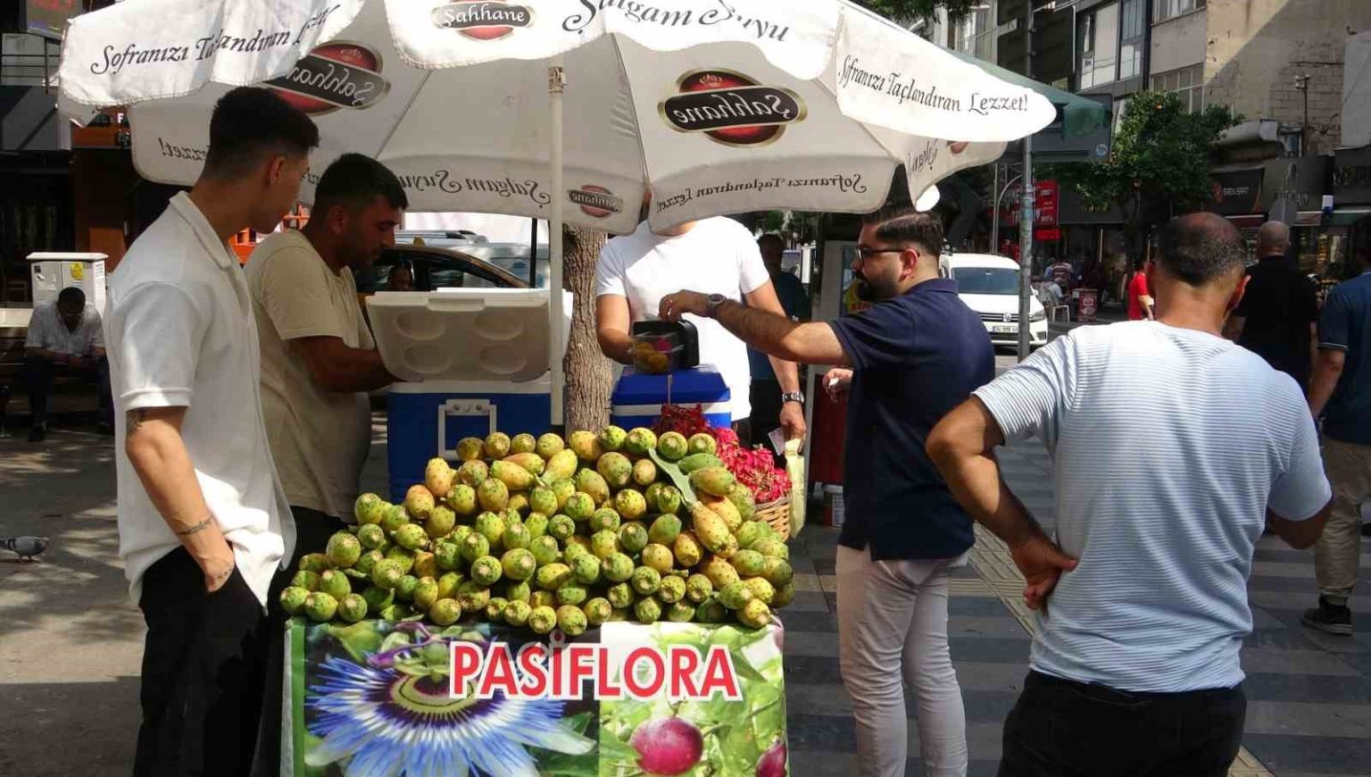 mersinde-dogada-kendiliginden-yetisen-dikenli-incir-seyyar-tezgahlarda