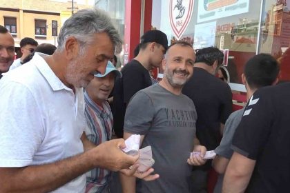 samsunspor-taraftarlarinin-kombine-alimi-yesilcam-film-sahnelerini-hatirlatti