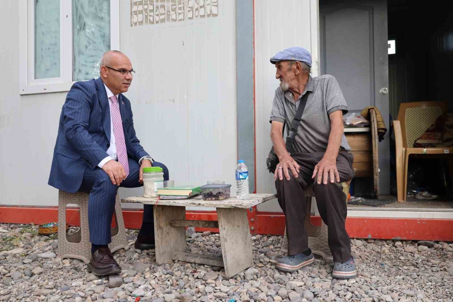 sevdigini-60-yildir-bekleyen-memis-dayi-vali-kocu-duygulandirdi