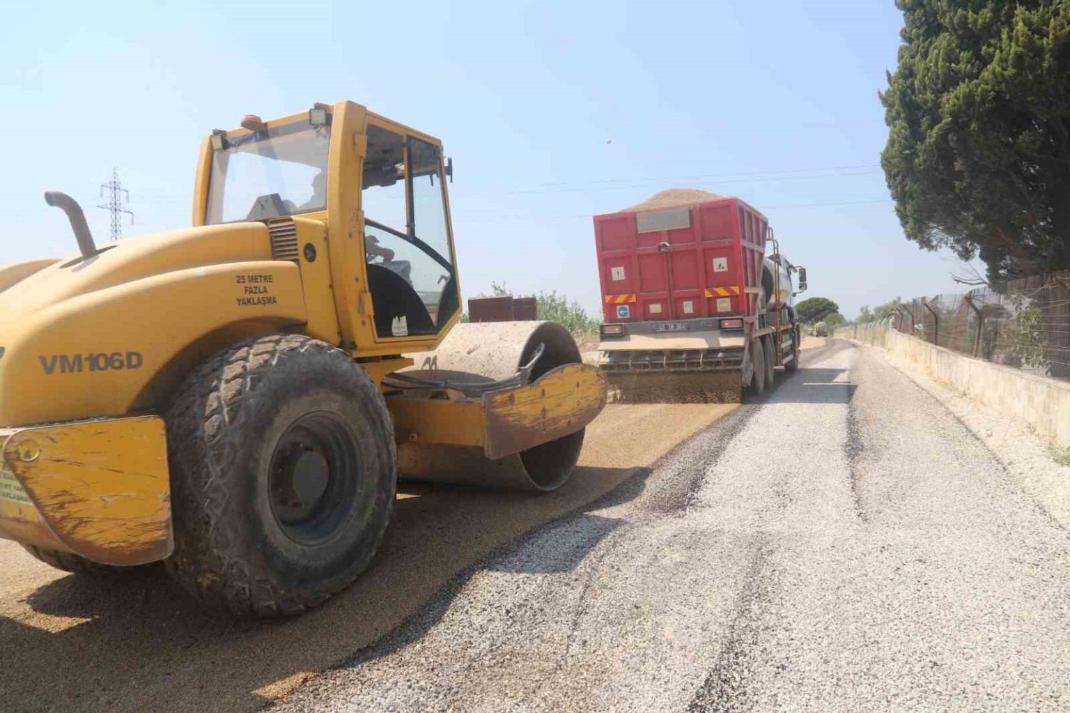 turgutlu-belediyesi-fen-isleri-mudurlugunden-es-zamanli-ve-yogun-yol-mesaisi
