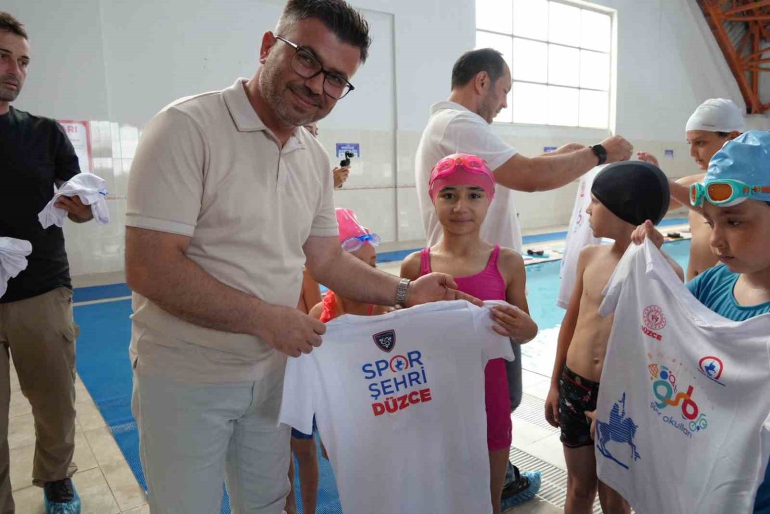 yaz-spor-okullari-sporcularina-hediye