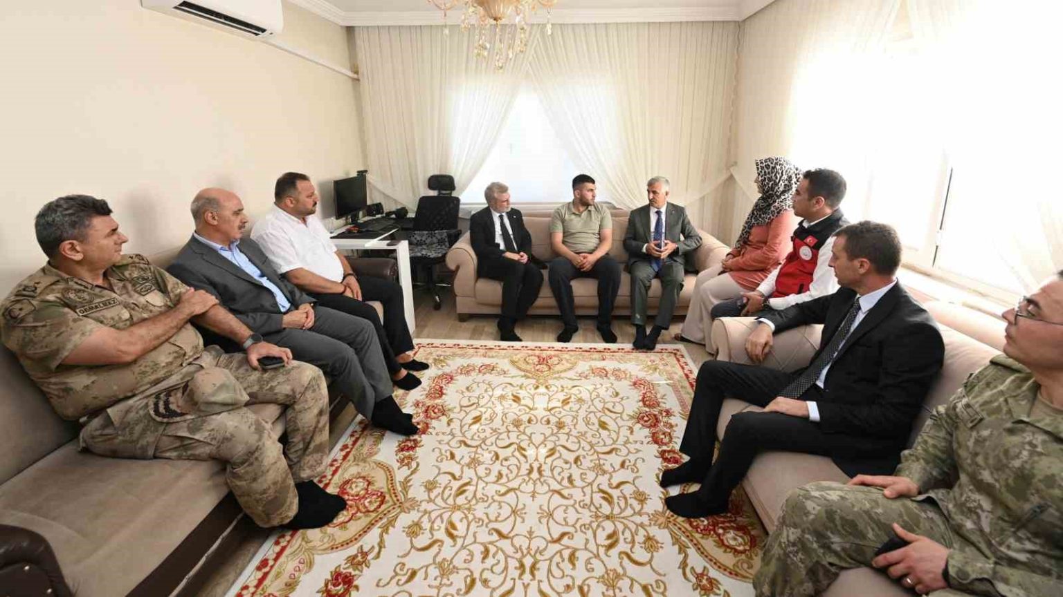 baskan-gorgelden-pence-kilit-harekati-bolgesinde-metan-gazindan-etkilenen-mehmetcige-gecmis-olsun-ziyareti