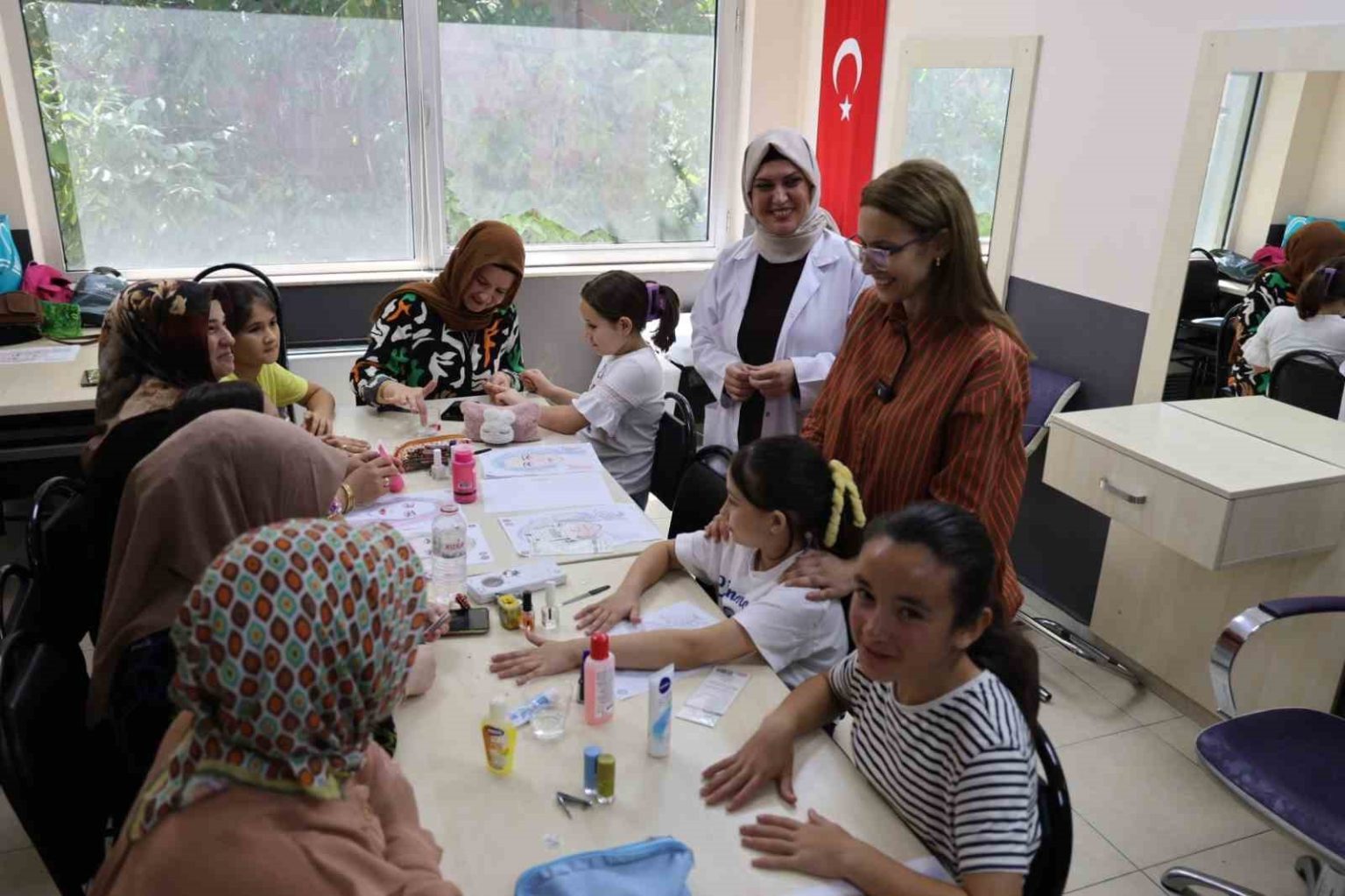 baskan-vekili-abis-anne-cocuk-atolyelerinde-miniklerin-yetenekleri-takip-etti