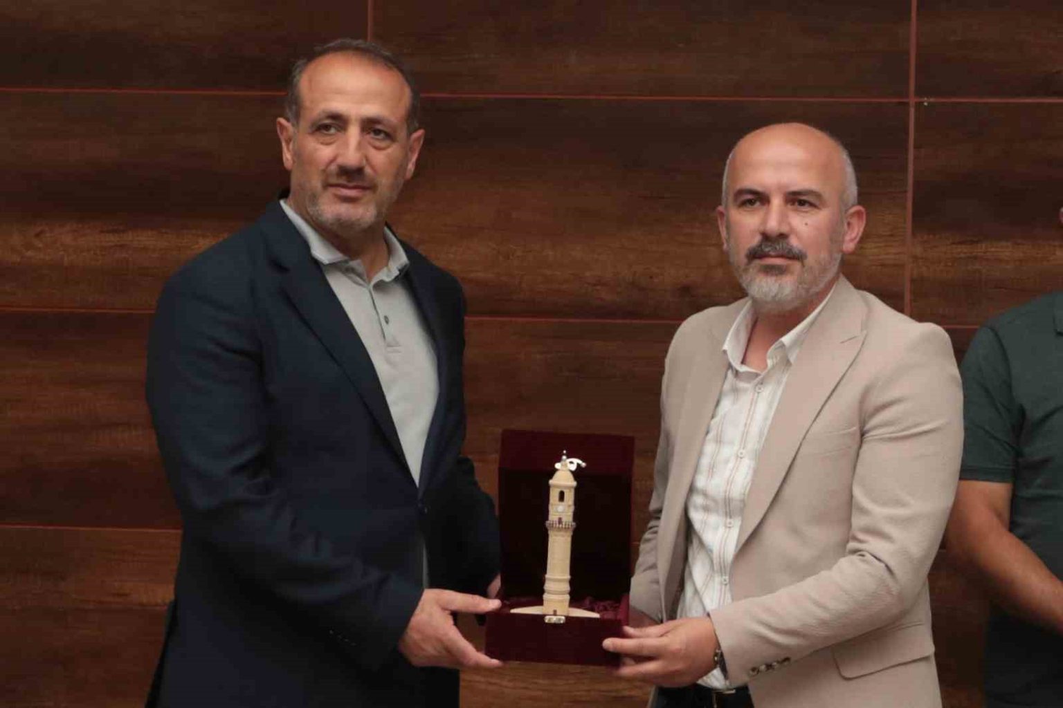 dede-korkut-siir-yarismasinda-derece-elde-eden-sairlere-odulleri-verildi