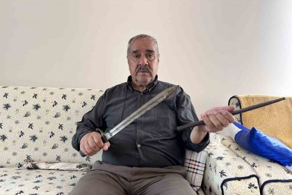 dedesinin-savasta-hayatta-kalmak-icin-kullandigi-170-yillik-sunguyu-torunlarina-miras-birakacak