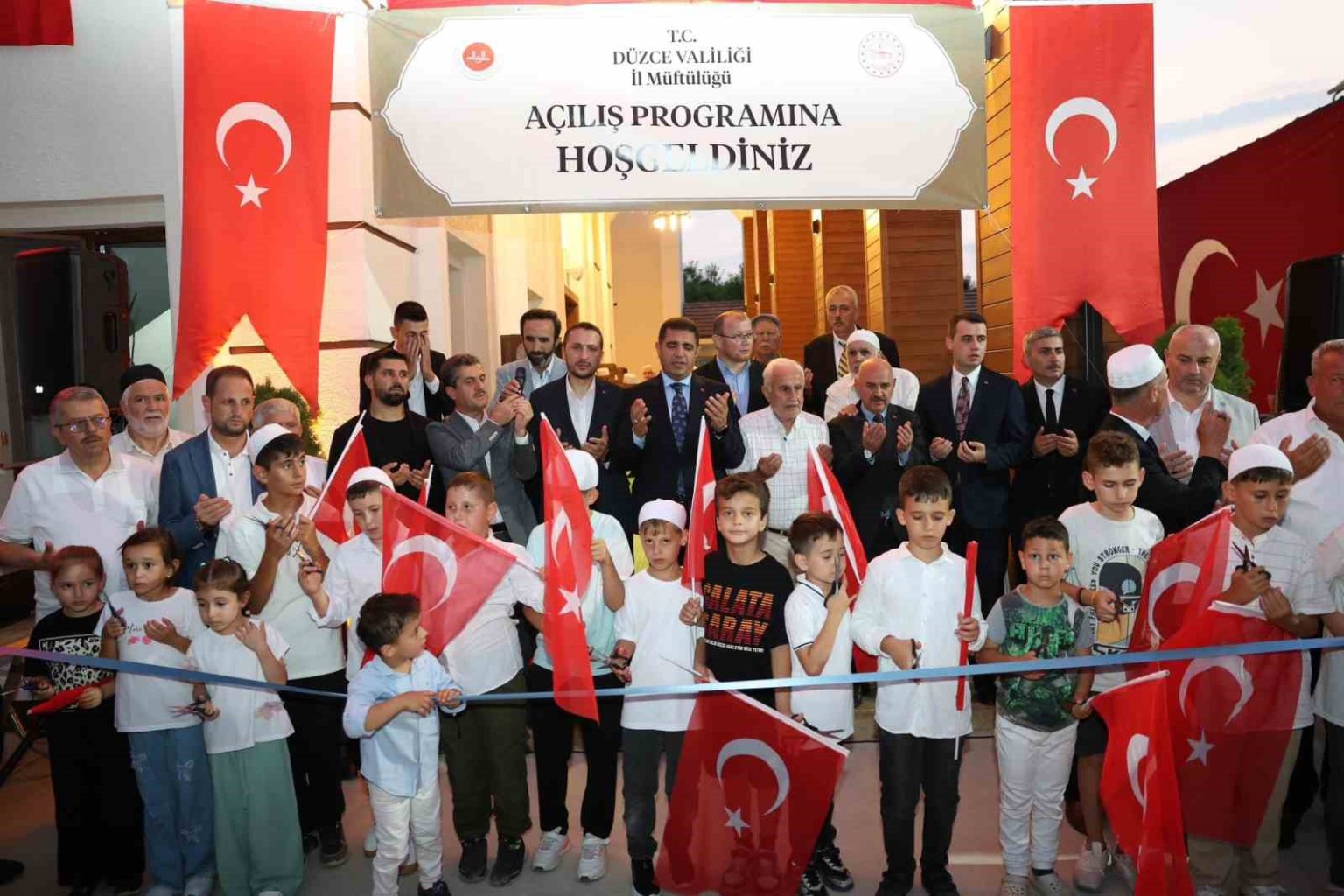 depremde-yikilan-pirpir-koyu-cami-yeniden-insa-edilerek-ibadete-acildi