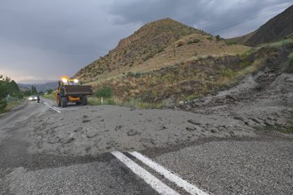 erzurumda-sel-yolu-kapatti