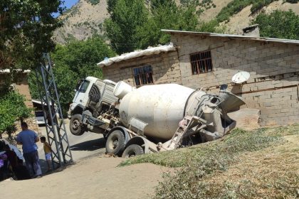 hakkaride-beton-mikseri-ahirin-uzerine-yan-yatti
