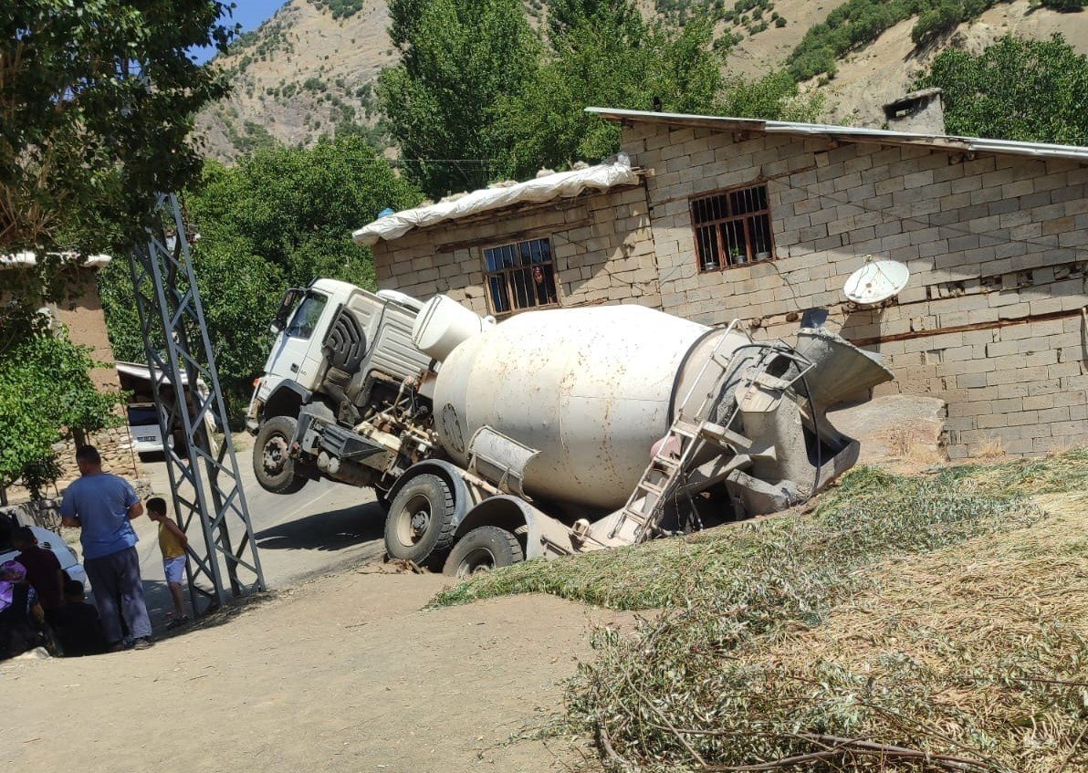 hakkaride-beton-mikseri-ahirin-uzerine-yan-yatti