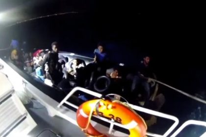 izmir-aciklarinda-suruklenen-lastik-bottaki-3u-cocuk-37-gocmen-kurtarildi