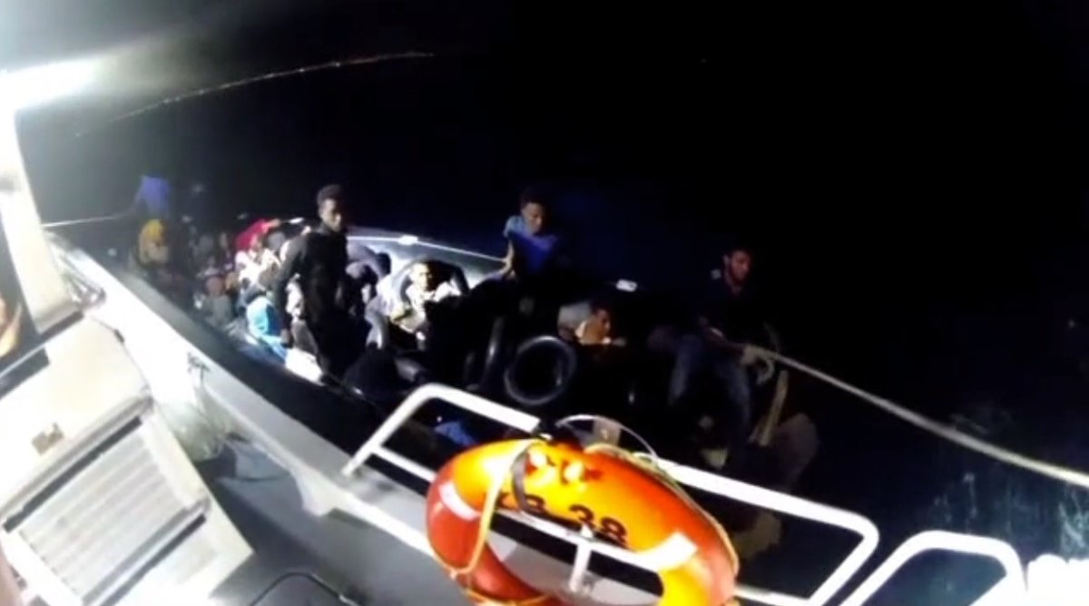 izmir-aciklarinda-suruklenen-lastik-bottaki-3u-cocuk-37-gocmen-kurtarildi
