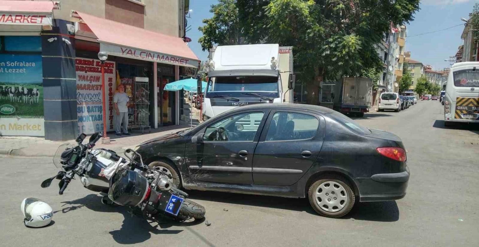motosikletli-polise-aracina-otomobil-carpti