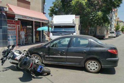 motosikletli-polise-aracina-otomobil-carpti