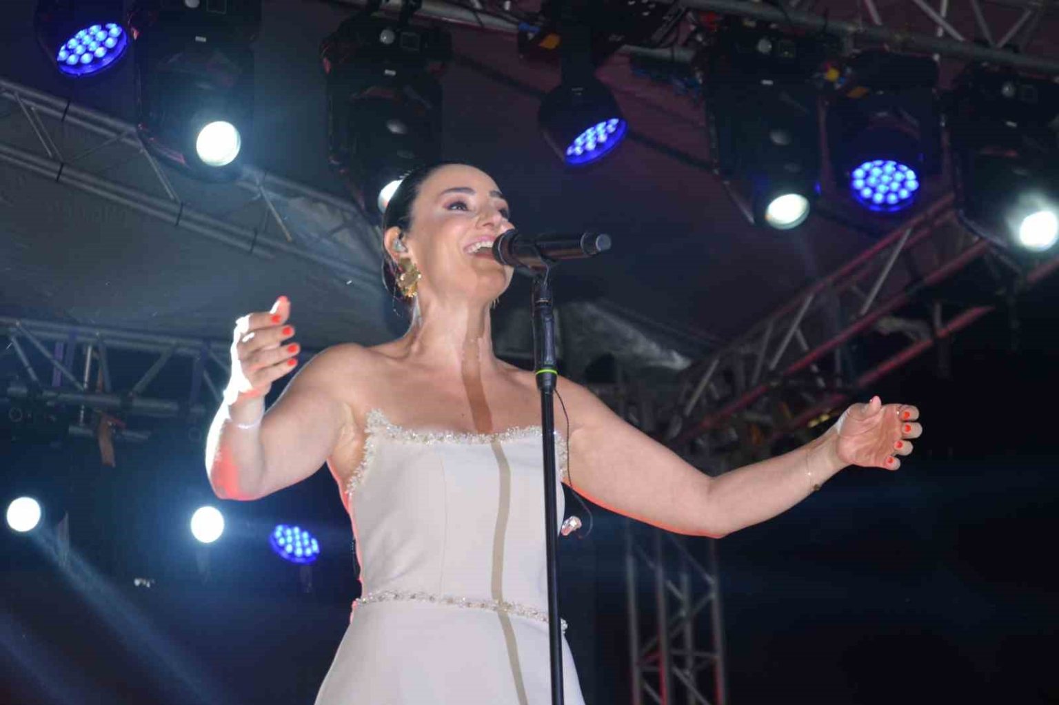 orduda-sevcan-orhan-ruzgari-esti-muzigine-kulturune-memleketine-sahip-cikan-insanin-sirti-yere-gelmez