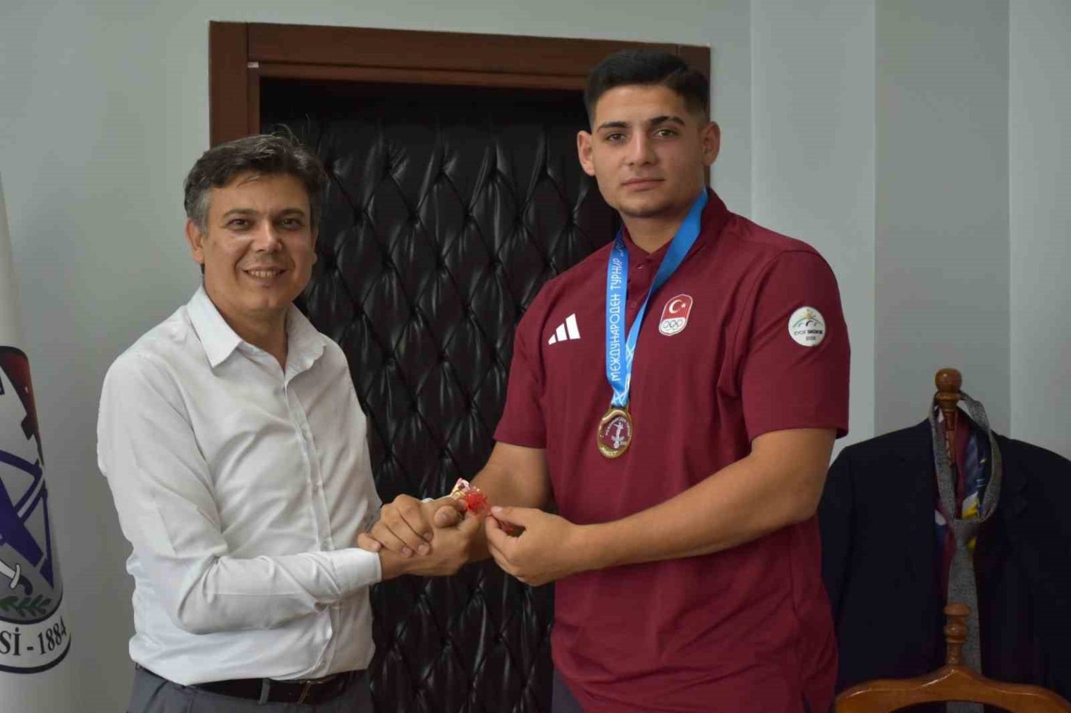 sampiyon-sporculardan-sogut-belediyesine-ziyaret