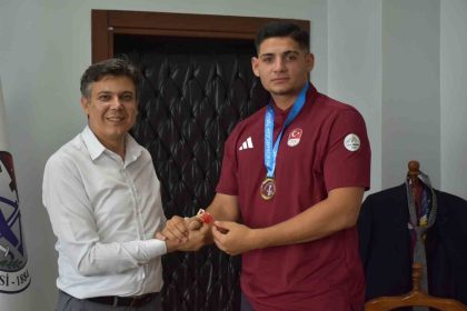 sampiyon-sporculardan-sogut-belediyesine-ziyaret