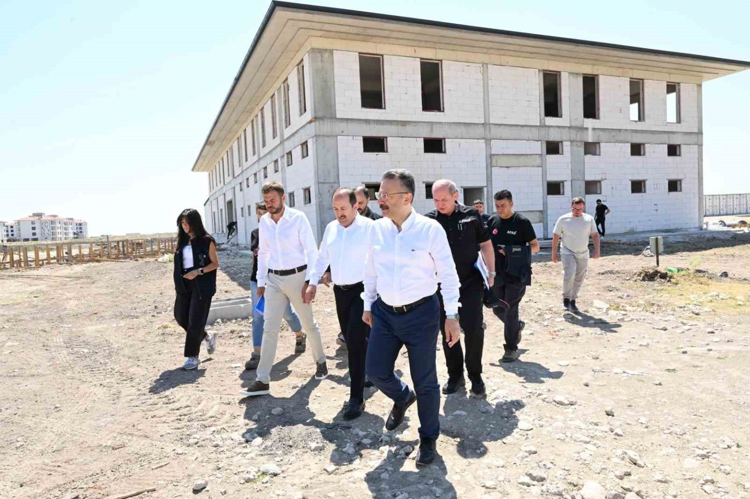 vali-aksoy-afadin-yeni-hizmet-binasini-inceledi