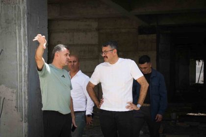 vali-celik-cok-amacli-spor-salonu-insaatini-inceledi